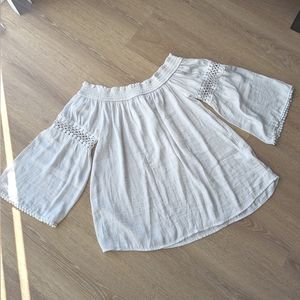 White off the shoulder flowy shirt Jennifer Lopez